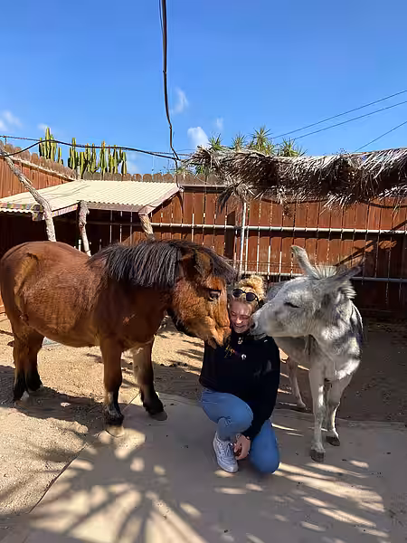 Schülerin mit Pony und Esel Schülerin mit Pony und Esel