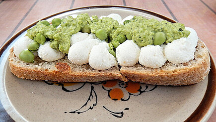 Brot mit Erbsenpürree und Büffelmozzarella 