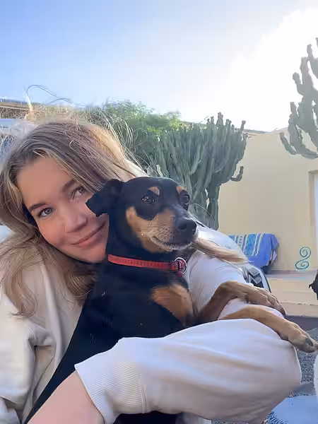 Schülerin kuschelt mit einem Hund Schülerin kuschelt mit einem Hund