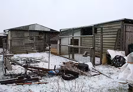 Sie sind zum Teil in baufälligen Hütten und Verschlägen untergebracht.