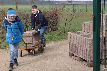 Ein Teil der Umfriedung bestand aus gesponserten Pflanzsteinen der Firma Zocher aus Zadel. 