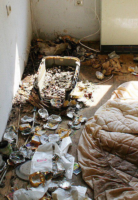 Massen von Tierkot belegen die lange Gefangenschaft. Tierkot in Wohnung