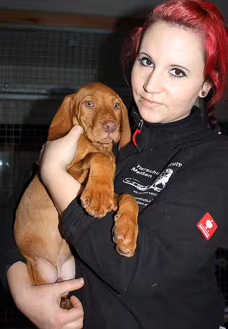 Anne Pionke mit Welpe.