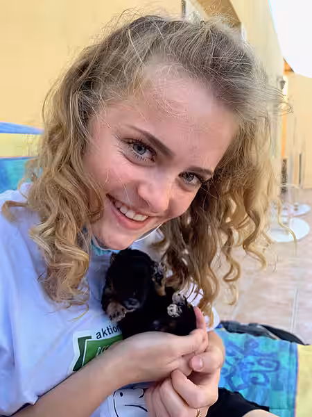 Schülerin mit einem Hundewelpen auf dem Arm Schülerin mit einem Hundewelpen auf dem Arm