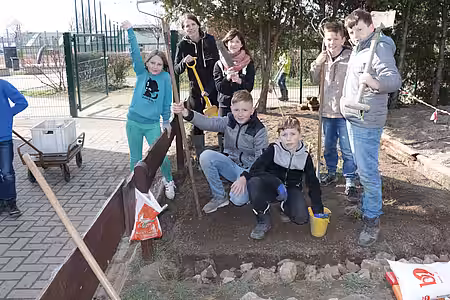 Bei einem Besuch im Hort, um zu sehen wie weit das Bauvorhaben vorangeschritten war.